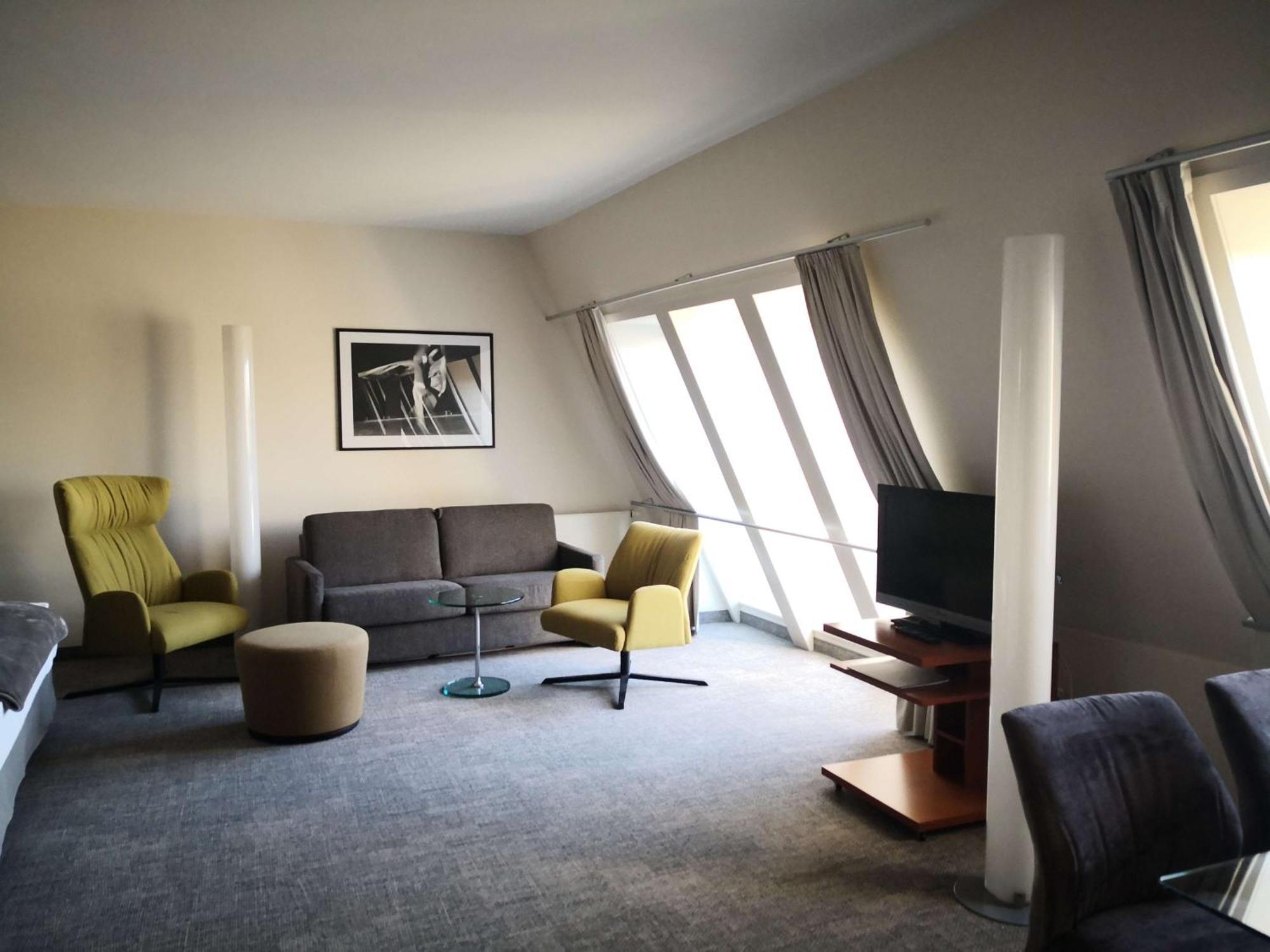 First Inn Hotel צוויקאו מראה חיצוני תמונה