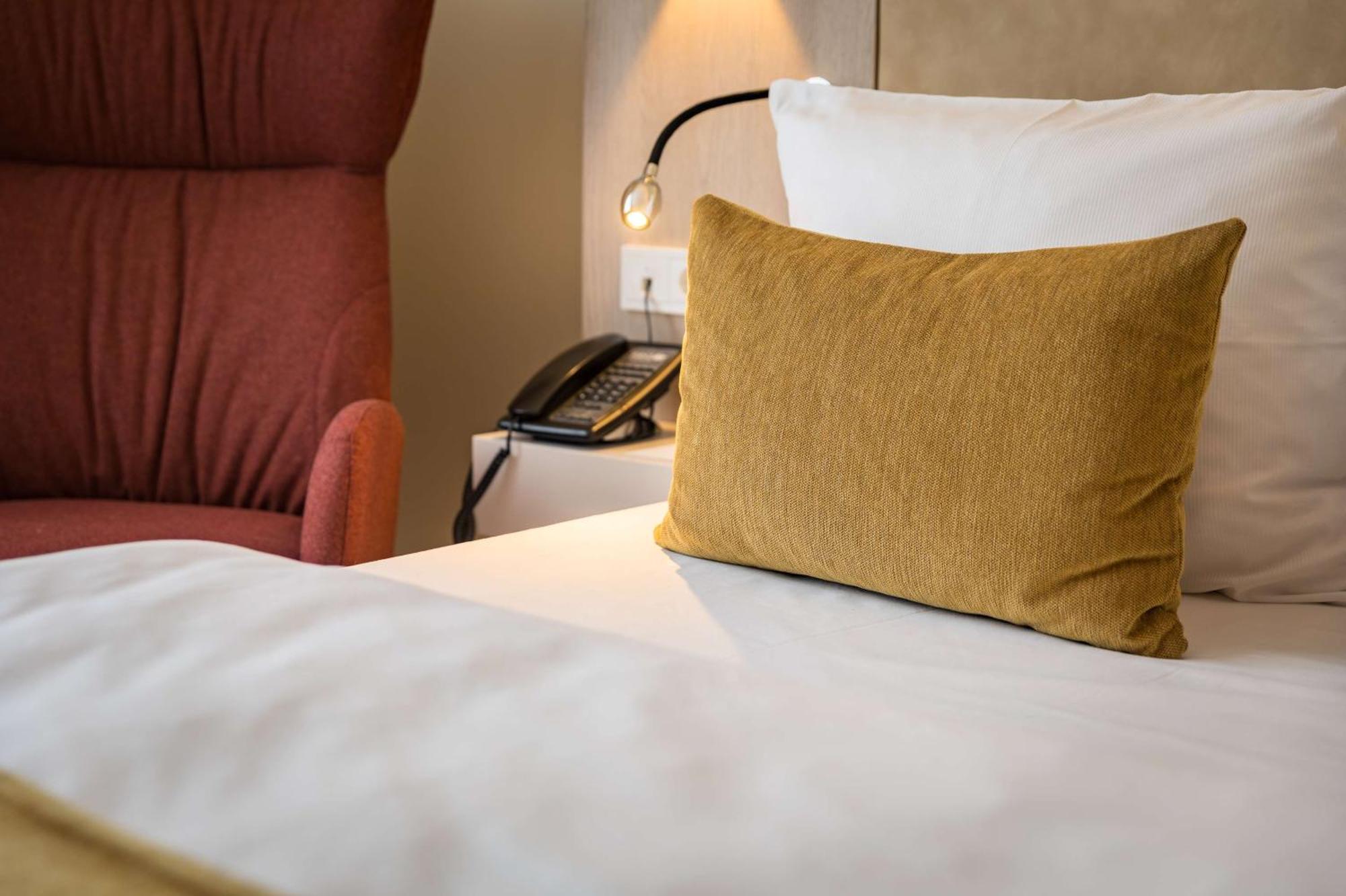 First Inn Hotel צוויקאו מראה חיצוני תמונה